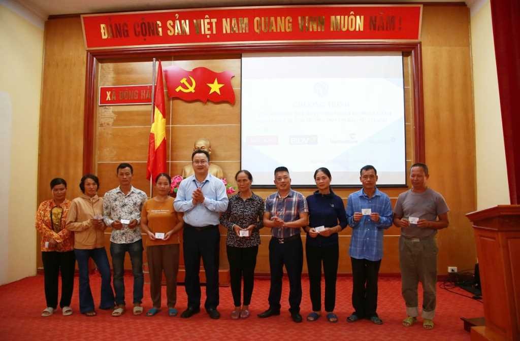 Lãnh đạo BHXH huyện Tiên Yên trao tặng thẻ BHYT cho các hộ dân có hoàn cảnh khó khăn bị ảnh hưởng bởi bão số 3. Lãnh đạo BHXH huyện Tiên Yên trao tặng thẻ BHYT cho các hộ dân có hoàn cảnh khó khăn bị ảnh hưởng bởi bão số 3.