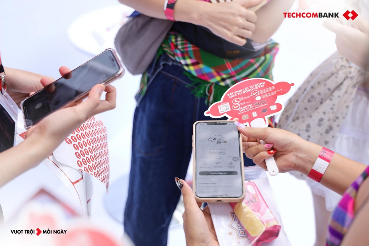 Khán giả của chương trình hào hứng bật tính năng Sinh lời tự động trên ứng dụng ngân hàng Techcombank. Ảnh: Techcombank Khán giả của chương trình hào hứng bật tính năng Sinh lời tự động trên ứng dụng ngân hàng Techcombank. Ảnh: Techcombank