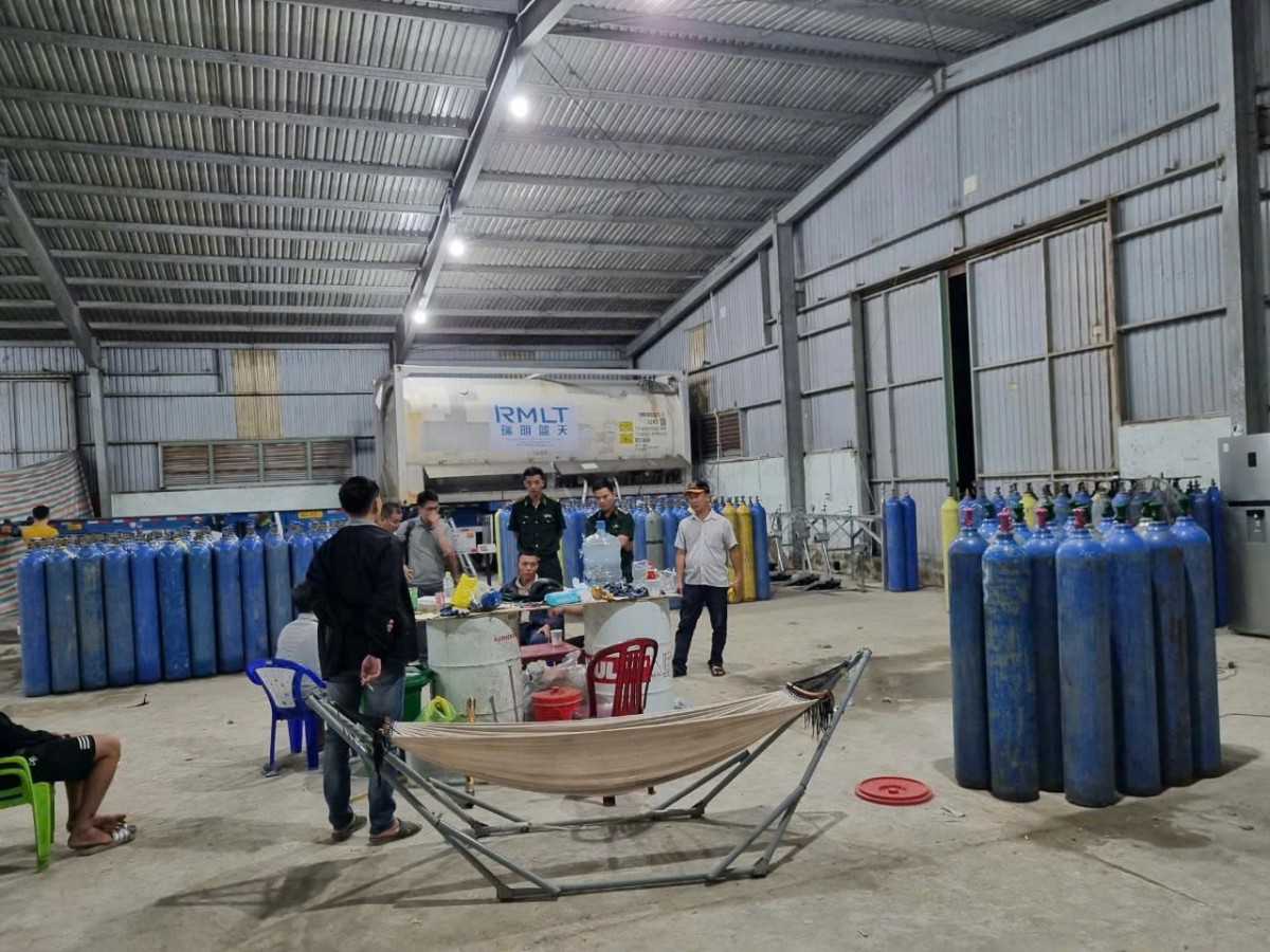 Bộ đội biên phòng TP. Đà Nẵng phát hiện, thu giữ hàng trăm bình khí cười không rõ nguồn gốc xuất xứ Bộ đội biên phòng TP. Đà Nẵng phát hiện, thu giữ hàng trăm bình khí cười không rõ nguồn gốc xuất xứ