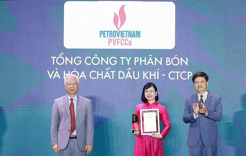 Đại diện PVFCCo nhận danh hiệu “Thương hiệu mạnh – Tăng trưởng xanh” tại Lễ trao giải