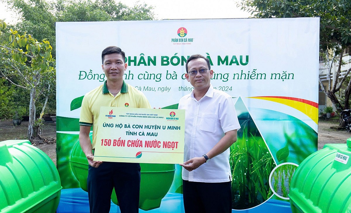 Anh Nguyễn Văn Tú - Bí thư ĐTN, đại diện Phân Bón Cà Mau trao tặng biểu trưng 150 bồn chứa nước ngọt cho bà con huyện U Minh, Cà Mau