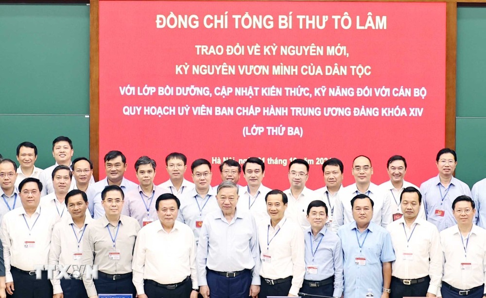 Tổng Bí thư Tô Lâm với cán bộ, học viên Lớp bồi dưỡng. (Ảnh: Thống Nhất/TTXVN) ttxvn_tong_bi_thu_to_lam_trao_doi_voi_cac_hoc_vien_lop_can_bo_quy_hoach_trung_uong_3.jpg