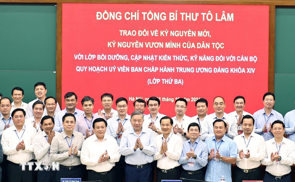 Tổng Bí thư Tô Lâm với cán bộ, học viên Lớp bồi dưỡng. (Ảnh: Thống Nhất/TTXVN) ttxvn_tong_bi_thu_to_lam_trao_doi_voi_cac_hoc_vien_lop_can_bo_quy_hoach_trung_uong_4.jpg