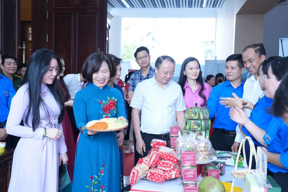 Lãnh đạo quận Tây Hồ tham quan các mô hình chuyển đổi số Lãnh đạo quận Tây Hồ tham quan các mô hình chuyển đổi số