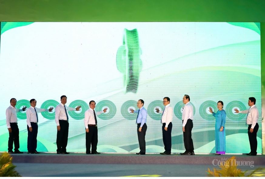 Các đại biểu thực hiện nghi thức khai mạc hội chợm quan gian hàng trưng bày sản phẩm tại Hội chợ Nông nghiệp Quốc tế Việt Nam năm 2024. Các đại biểu thực hiện nghi thức khai mạc hội chợm quan gian hàng trưng bày sản phẩm tại Hội chợ Nông nghiệp Quốc tế Việt Nam năm 2024.