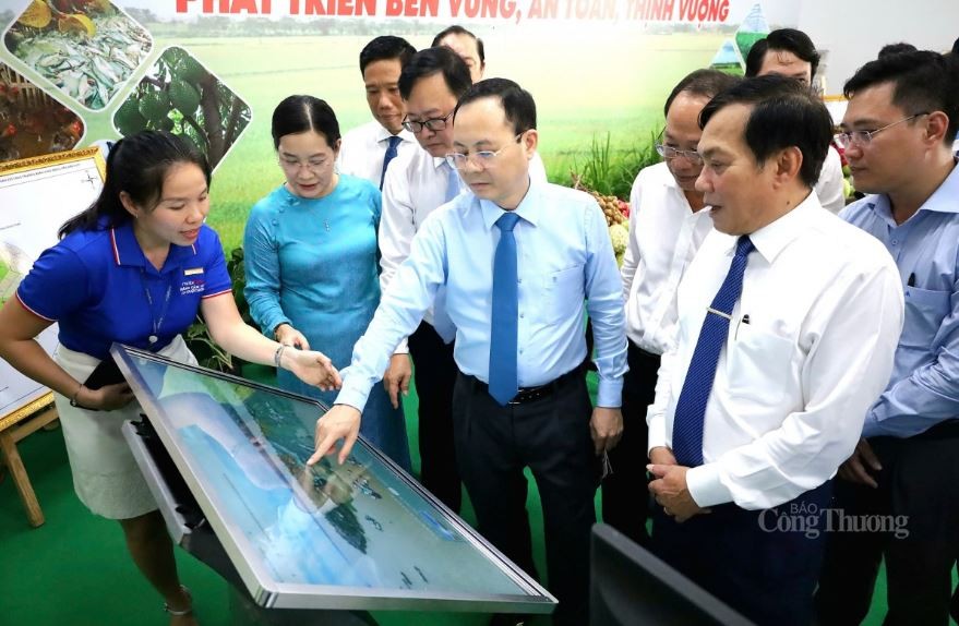 đại biểu tham quan gian hàng trưng bày sản phẩm tại Hội chợ đại biểu tham quan gian hàng trưng bày sản phẩm tại Hội chợ