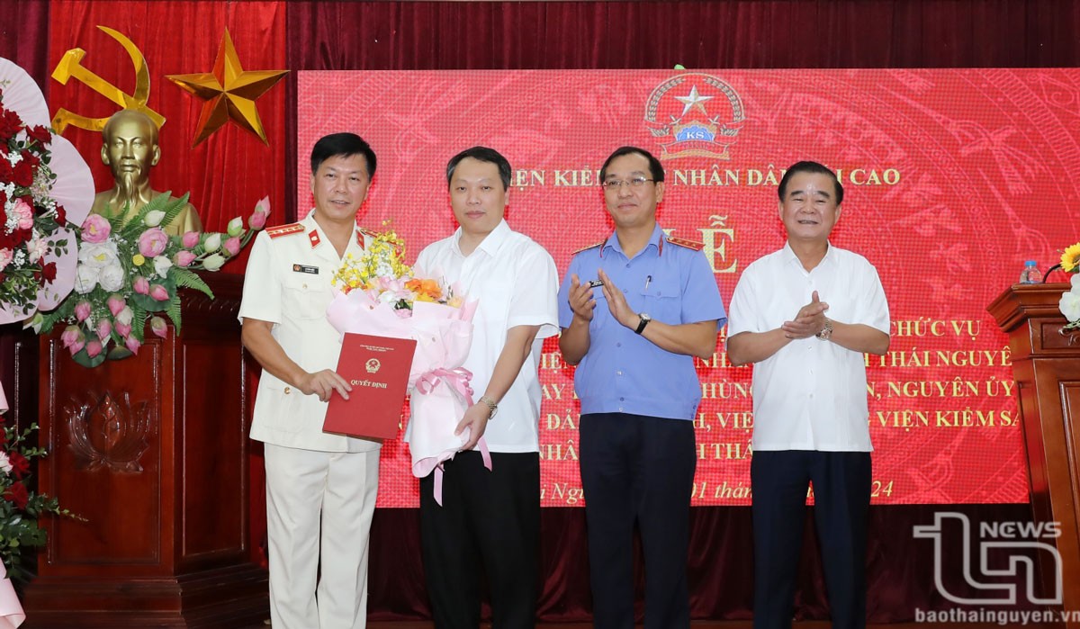 Đồng chí Chủ tịch UBND tỉnh Nguyễn Huy Dũng và các đại biểu chúc mừng tân Viện trưởng Viện Kiểm sát nhân dân tỉnh Lý Văn Huấn. Đồng chí Chủ tịch UBND tỉnh Nguyễn Huy Dũng và các đại biểu chúc mừng tân Viện trưởng Viện Kiểm sát nhân dân tỉnh Lý Văn Huấn.