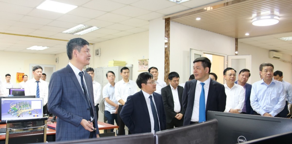 Bộ trưởng Nguyễn Hồng Diên và đoàn công tác của Bộ Công Thương thăm Đơn vị thiết kế Đồ gà hàn xe ô tô của Viện Nghiên cứu Cơ khí - Ảnh: NARIME Bộ trưởng Nguyễn Hồng Diên và đoàn công tác của Bộ Công Thương thăm Đơn vị thiết kế Đồ gà hàn xe ô tô của Viện Nghiên cứu Cơ khí - Ảnh: NARIME