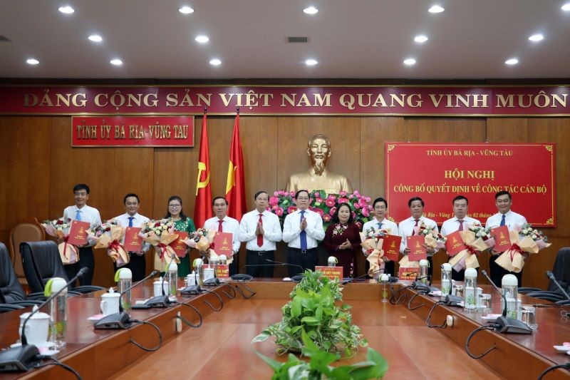 Lãnh đạo tỉnh chụp ảnh cùng 8 cán bộ được bổ nhiệm.