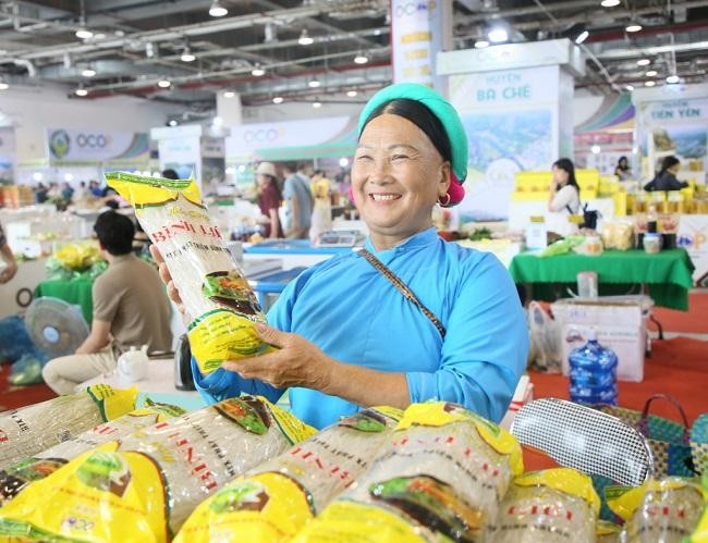 Sản phẩm OCOP Miến dong Bình Liêu luôn được bày bán tại các kỳ Hội chợ trong tỉnh. Sản phẩm OCOP Miến dong Bình Liêu luôn được bày bán tại các kỳ Hội chợ trong tỉnh.
