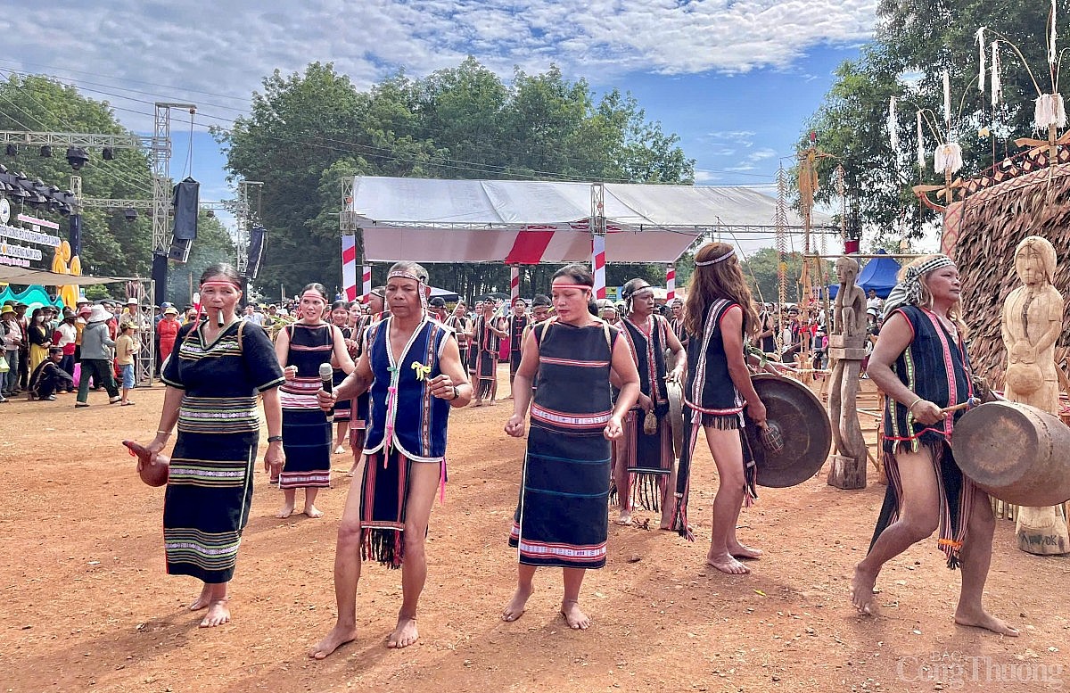 Mãn nhãn với những tiết mục biểu diễn tại Liên hoan Văn hóa cồng chiêng huyện Ia Grai, Gia Lai