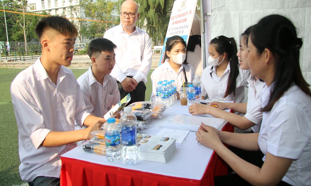 Cuối năm, các doanh nghiệp tăng tốc tuyển dụng lao động để đáp ứng đơn hàng Cuối năm, các doanh nghiệp tăng tốc tuyển dụng lao động để đáp ứng đơn hàng