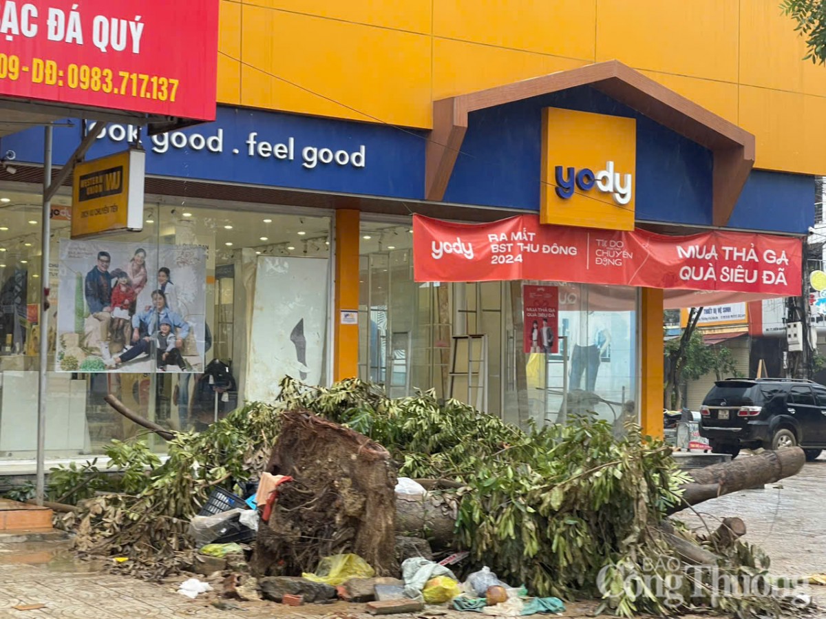 Ngổn ngang ‘’núi bùn đất’’ khi lũ lụt đi qua tại rốn lũ Lệ Thuỷ