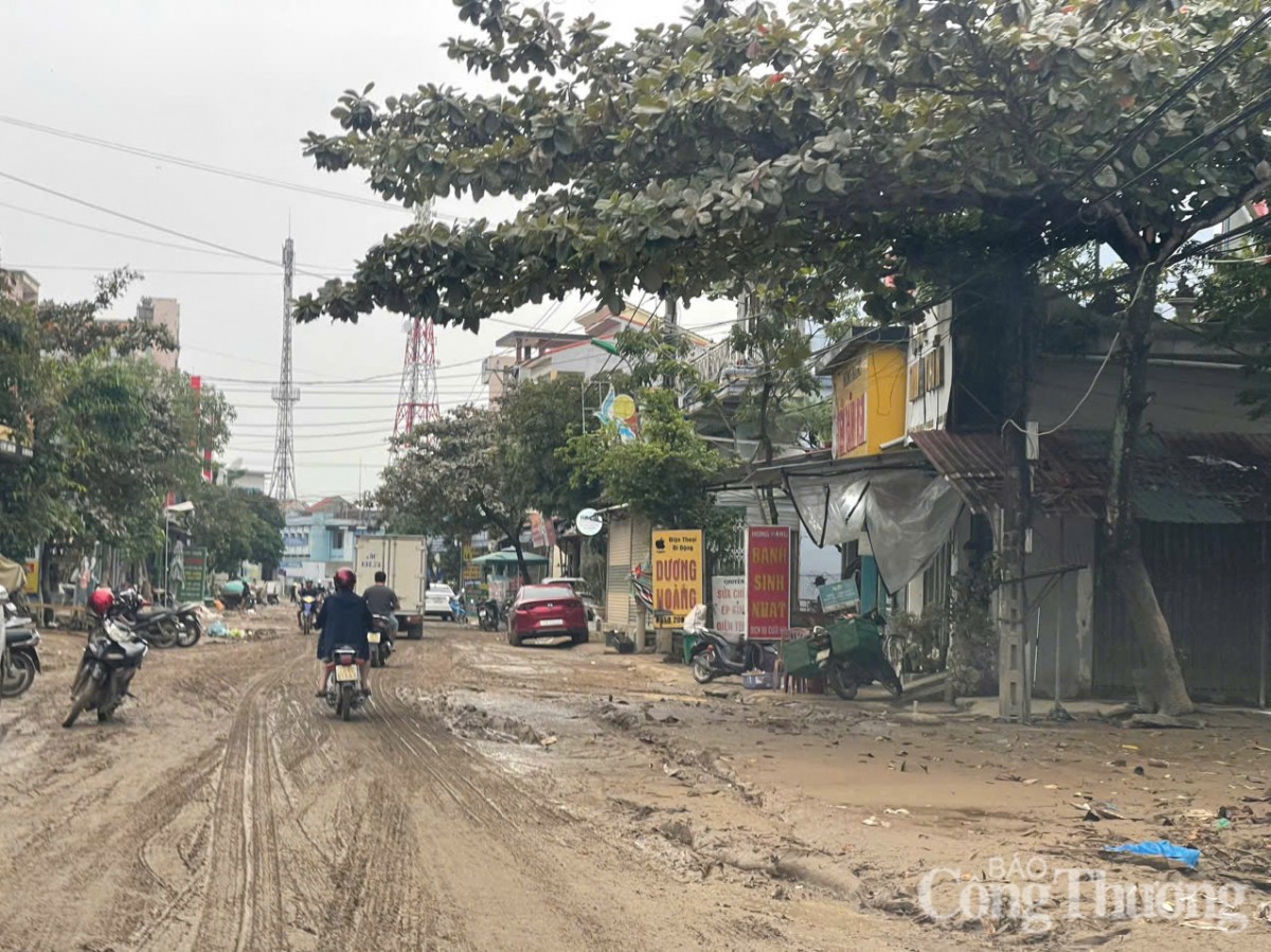 Ngổn ngang ‘’núi bùn đất’’ khi lũ lụt đi qua tại rốn lũ Lệ Thuỷ