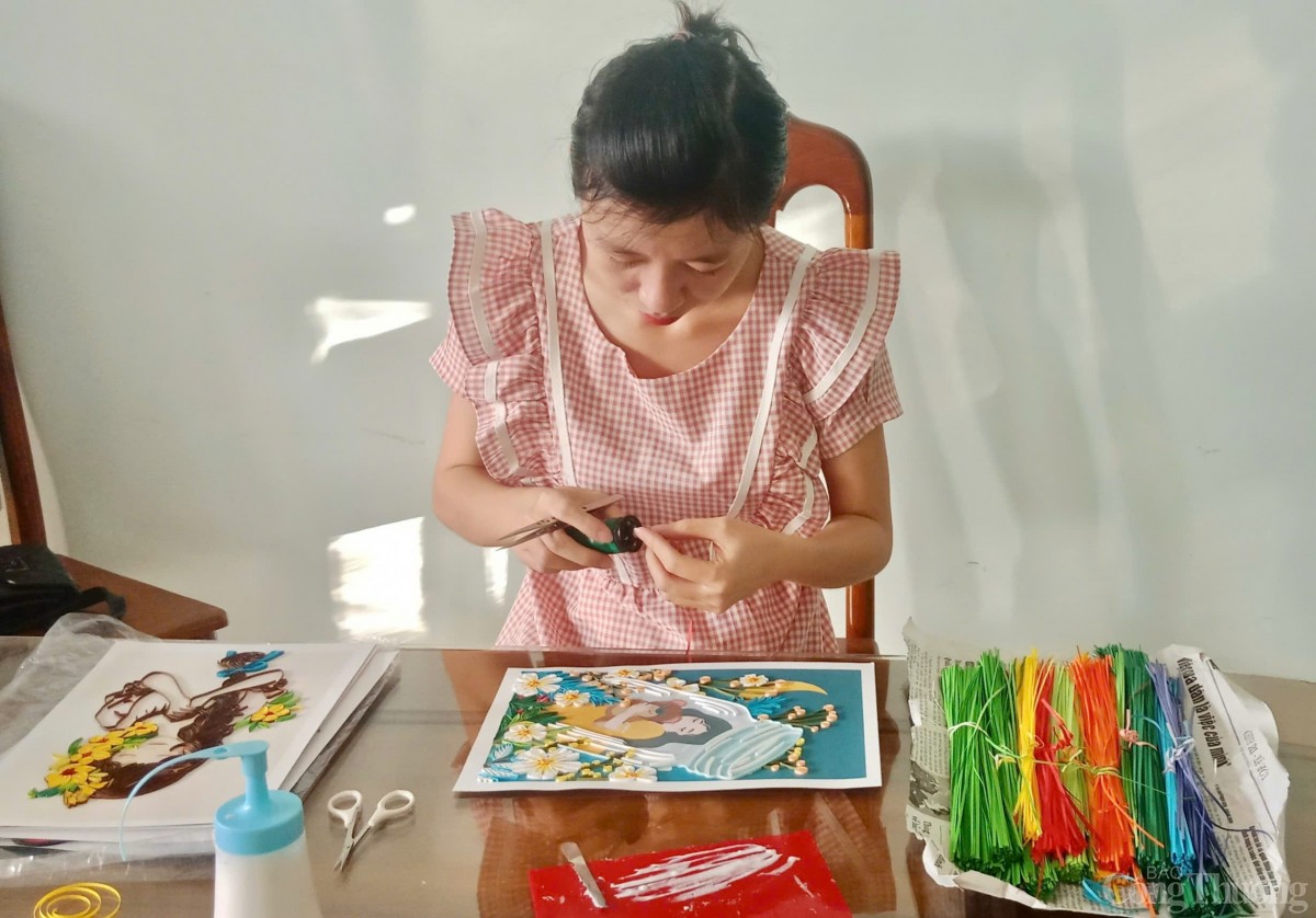 Cô gái ở Kon Tum 'vẽ' sắc màu cuộc sống bằng tranh giấy xoắn Cô gái ở Kon Tum 'vẽ' sắc màu cuộc sống bằng tranh giấy xoắn