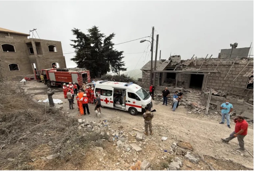 Xe cứu thương của Hội Chữ thập đỏ và Phòng vệ dân sự Lebanon đỗ tại một địa điểm bị hư hại do cuộc không kích của Israel ở khu vực Aitou có đa số người theo đạo Thiên chúa ở phía bắc Lebanon, vào ngày 14/10/2024 Xe cứu thương của Hội Chữ thập đỏ và Phòng vệ dân sự Lebanon đỗ tại một địa điểm bị hư hại do cuộc không kích của Israel ở khu vực Aitou có đa số người theo đạo Thiên chúa ở phía bắc Lebanon, vào ngày 14/10/2024