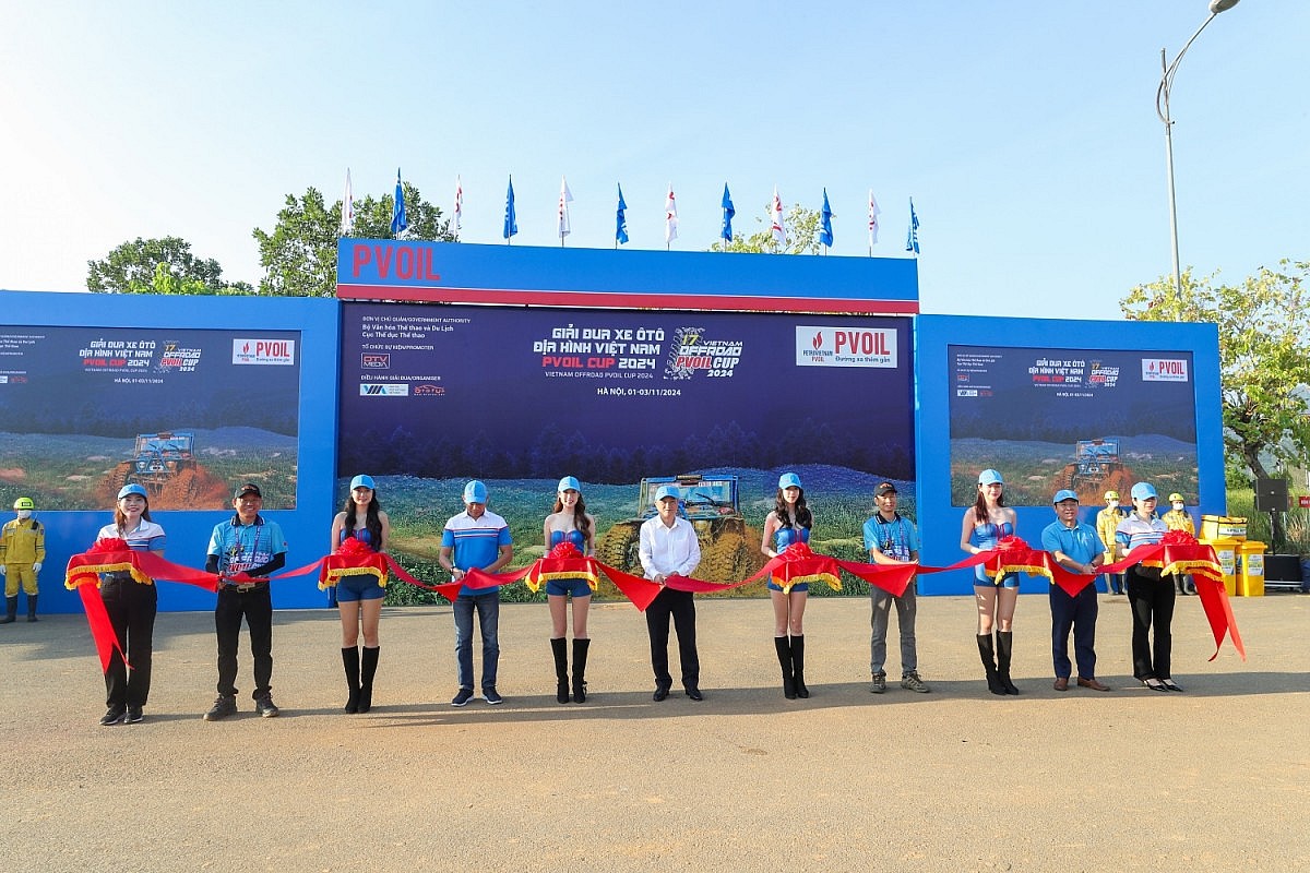 Đại diện Petrovietnam, PVOIL cùng các đơn vị thành viên thực hiện nghi lễ cắt băng khánh thành khu vực hỗ trợ của PVOIL dành cho các vận động viên và người hâm mộ tại giải đua Đại diện Petrovietnam, PVOIL cùng các đơn vị thành viên thực hiện nghi lễ cắt băng khánh thành khu vực hỗ trợ của PVOIL dành cho các vận động viên và người hâm mộ tại giải đua