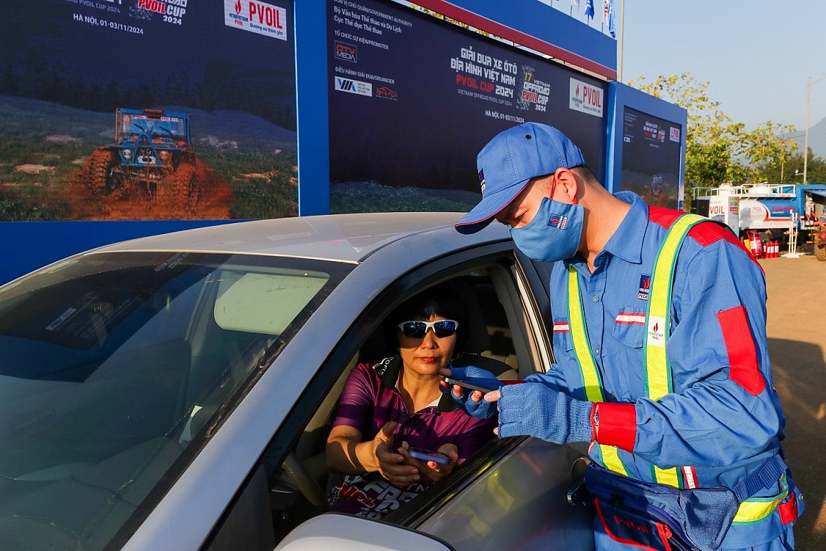 Nhân viên PVOIL hướng dẫn người hâm mộ tới xem giải đua cài đặt và sử dụng ứng dụng PVOIL 4U để thanh toán tại trung tâm hỗ trợ nhiên liệu Nhân viên PVOIL hướng dẫn người hâm mộ tới xem giải đua cài đặt và sử dụng ứng dụng PVOIL 4U để thanh toán tại trung tâm hỗ trợ nhiên liệu