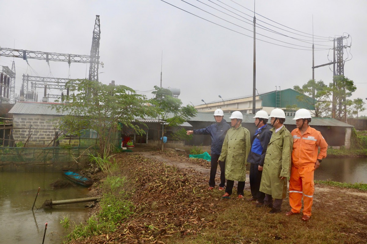 ổng giám đốc EVNCPC và đoàn công tác kiểm tra công tác ứng phó mưa bão tại Trạm biến áp 110kV Lệ Thủy (Ảnh:CTV) ổng giám đốc EVNCPC và đoàn công tác kiểm tra công tác ứng phó mưa bão tại Trạm biến áp 110kV Lệ Thủy (Ảnh:CTV)