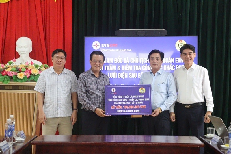 Tổng giám đốc và Chủ tịch Công đoàn EVNCPC trao 100 triệu đồng hỗ trợ CBCNV PC Quảng Bình khắc phục hậu quả thiên tai (Ảnh:CTV) Tổng giám đốc và Chủ tịch Công đoàn EVNCPC trao 100 triệu đồng hỗ trợ CBCNV PC Quảng Bình khắc phục hậu quả thiên tai (Ảnh:CTV)