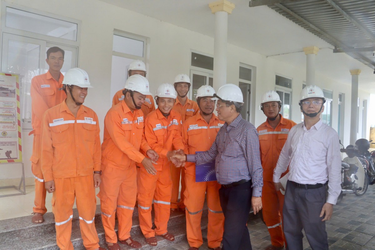 Tổng Giám đốc EVNCPC động viên công nhân quản lý TBA 110kV Lệ Thủy (Ảnh:CTV) Tổng Giám đốc EVNCPC động viên công nhân quản lý TBA 110kV Lệ Thủy (Ảnh:CTV)