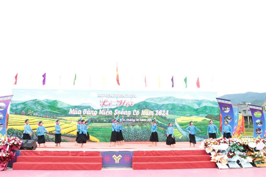 Màn hát Soóng Cọ của người Sán Chỉ trong chương trình khai hội mùa vàng của huyện Tiên Yên tại xã Đại Dực. Màn hát Soóng Cọ của người Sán Chỉ trong chương trình khai hội mùa vàng của huyện Tiên Yên tại xã Đại Dực.