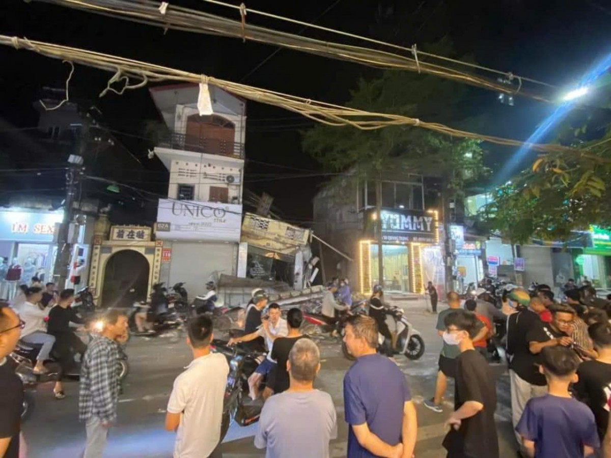 Sập nhà 3 tầng ở thị xã Sơn Tây, Hà Nội khiến cho nhiều người bên cạnh lo lắng (Ảnh: Mai Phương). Sập nhà 3 tầng ở thị xã Sơn Tây, Hà Nội khiến cho nhiều người bên cạnh lo lắng (Ảnh: Mai Phương).