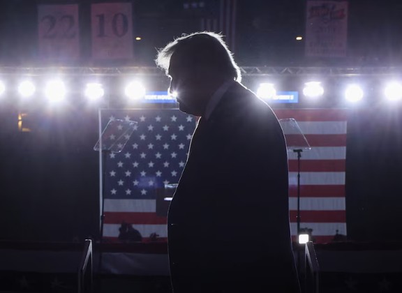 Ứng cử viên tổng thống đảng Cộng hòa và cựu Tổng thống Hoa Kỳ Donald Trump tổ chức một cuộc vận động tranh cử tại Santander Arena ở Reading, Pennsylvania, Hoa Kỳ, 4/11/2024. REUTERS Ứng cử viên tổng thống đảng Cộng hòa và cựu Tổng thống Hoa Kỳ Donald Trump tổ chức một cuộc vận động tranh cử tại Santander Arena ở Reading, Pennsylvania, Hoa Kỳ, 4/11/2024. REUTERS