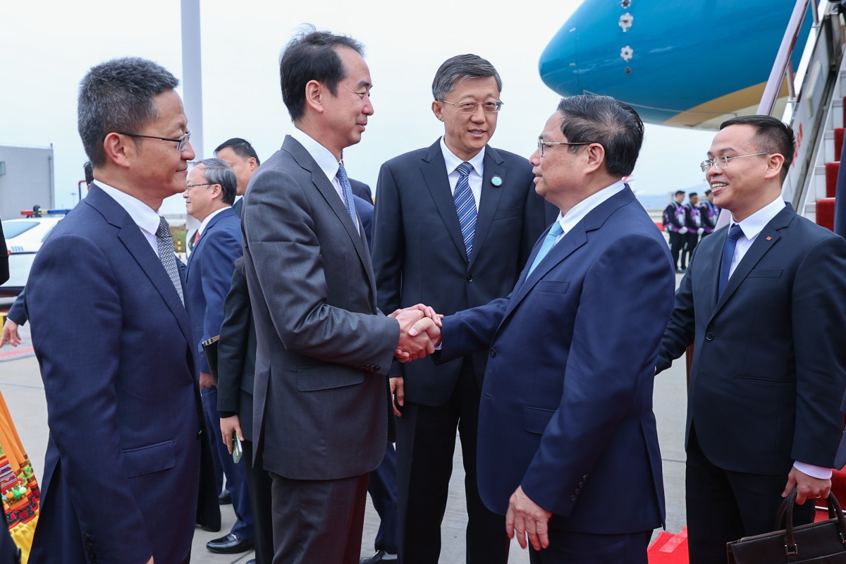 Đại sứ Trung Quốc tại Việt Nam Hà Vĩ đón Thủ tướng và Đoàn đại biểu cấp cao Việt Nam tại sân bay quốc tế Trường Thủy - Ảnh: VGP/Nhật Bắc Đại sứ Trung Quốc tại Việt Nam Hà Vĩ đón Thủ tướng và Đoàn đại biểu cấp cao Việt Nam tại sân bay quốc tế Trường Thủy - Ảnh: VGP/Nhật Bắc