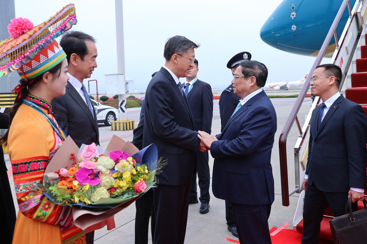 Ủy viên Thường vụ, Trưởng Ban Tổ chức Tỉnh ủy tỉnh Vân Nam Lưu Vân Phi đón Thủ tướng và Đoàn đại biểu cấp cao Việt Nam tại sân bay quốc tế Trường Thủy - Ảnh: VGP/Nhật Bắc Ủy viên Thường vụ, Trưởng Ban Tổ chức Tỉnh ủy tỉnh Vân Nam Lưu Vân Phi đón Thủ tướng và Đoàn đại biểu cấp cao Việt Nam tại sân bay quốc tế Trường Thủy - Ảnh: VGP/Nhật Bắc