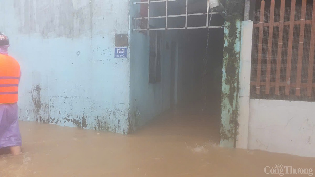 Nước tràn vào nhà dân.