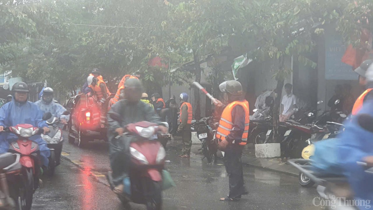 Lực lượng chức năng phân luồng, cấm đường, đảm bảo giao thông tại các điểm ngập sâu trên đường Mẹ Suốt