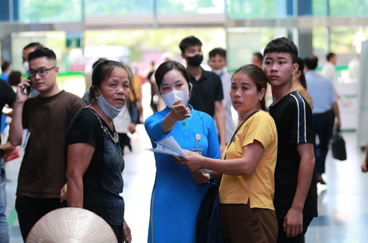 Nhân viên tại khoa khám bệnh theo yêu cầu, Bệnh viện Bạch Mai hướng dẫn người dân thăm khám Nhân viên tại khoa khám bệnh theo yêu cầu, Bệnh viện Bạch Mai hướng dẫn người dân thăm khám