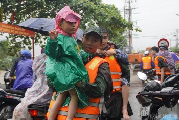 Đà Nẵng: Bộ đội, công an dầm mưa giúp sơ tán vùng 'rốn lũ' Mẹ Suốt