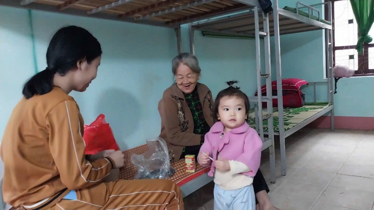 undefined Bà con sinh sống ở khu vực đồi Cây Sường được di chuyển đến nơi an toàn