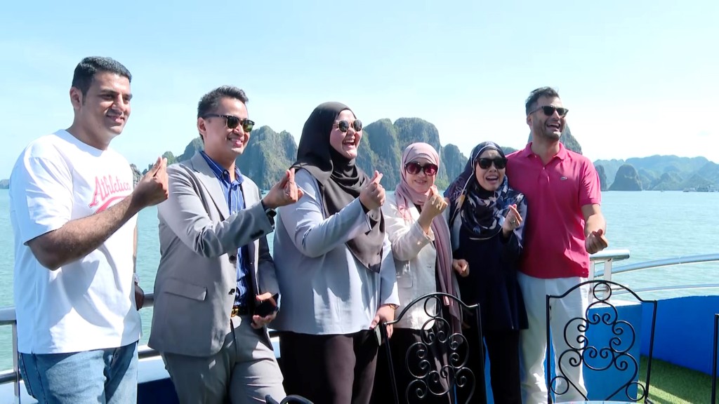 Hạ Long là một trong ba điểm đến yêu thích của khách Halal tại Việt Nam. Hạ Long là một trong ba điểm đến yêu thích của khách Halal tại Việt Nam.