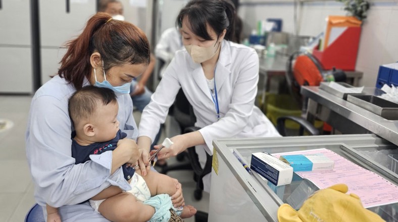 Tiêm chủng vaccine cho trẻ Tiêm chủng vaccine cho trẻ