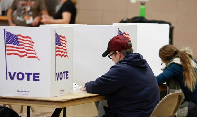 Cử tri Mỹ bỏ phiếu sớm ở Grand Rapids, Michigan Cử tri Mỹ bỏ phiếu sớm ở Grand Rapids, Michigan