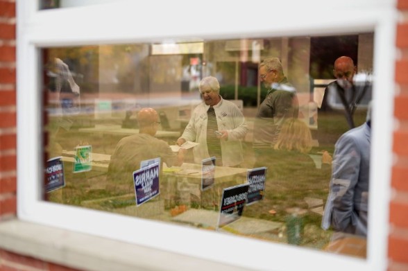 Các cử tri nhận phiếu bầu của mình tại một điểm bỏ phiếu ở Springfield, Pennsylvania, ngày 5/11 (Ảnh: CNN) Các cử tri nhận phiếu bầu của mình tại một điểm bỏ phiếu ở Springfield, Pennsylvania, ngày 5/11 (Ảnh: CNN)