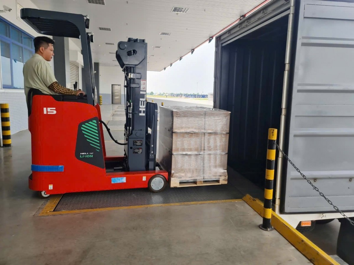 Nhà máy tại Nam Định của Tập đoàn Quanta xuất xưởng lô máy tính đầu tiên chiều 24/9. Ảnh: Đại đoàn kết Nhà máy tại Nam Định của Tập đoàn Quanta xuất xưởng lô máy tính đầu tiên chiều 24/9. Ảnh: Đại đoàn kết