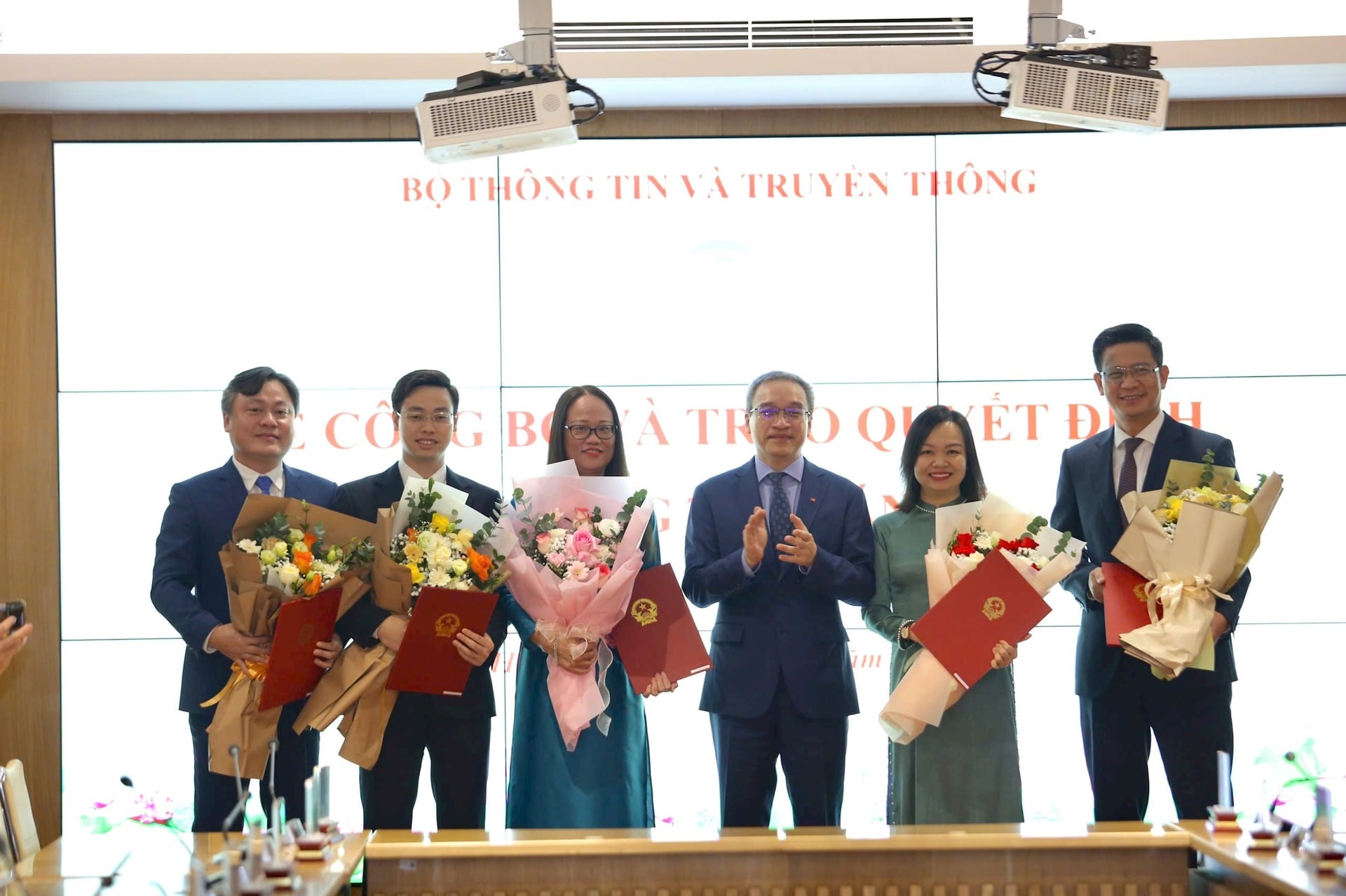 Thứ trưởng Bộ TT&TT Phan Tâm trao quyết định và chúc mừng các cán bộ được bổ nhiệm, giao nhiệm vụ. Thứ trưởng Bộ TT&TT Phan Tâm trao quyết định và chúc mừng các cán bộ được bổ nhiệm, giao nhiệm vụ.