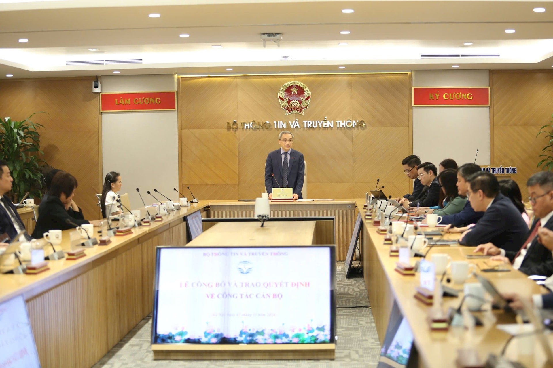 Thứ trưởng Bộ TT&TT Phan Tâm chủ trì Lễ công bố và trao quyết định về công tác cán bộ. Thứ trưởng Bộ TT&TT Phan Tâm chủ trì Lễ công bố và trao quyết định về công tác cán bộ.