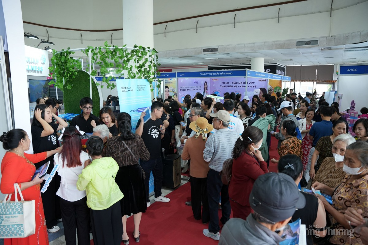 Đông khách tham quan tới trải nghiệm trong ngày đầu khai mạc triển lãm Đông khách tham quan tới trải nghiệm trong ngày đầu khai mạc triển lãm