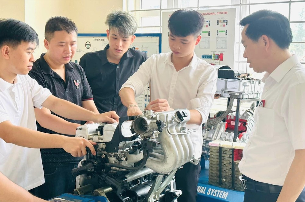 Tiết thực hành của sinh viên Trường Cao đẳng Việt - Hàn Quảng Ninh. Tiết thực hành của sinh viên Trường Cao đẳng Việt - Hàn Quảng Ninh.