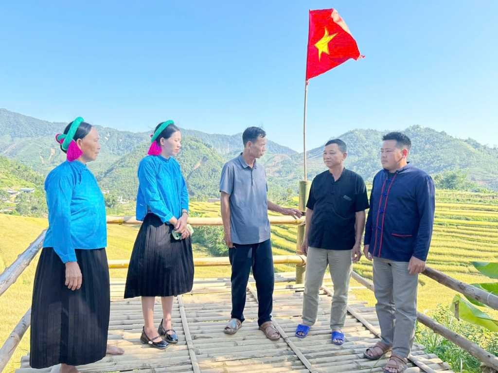 Ông Đặng Văn Thanh, Bí thư Chi bộ, Trưởng thôn Khe Ngàn (xã Đại Dực, huyện Tiên Yên) (giữa) trao đổi với các thành viên CLB hát Soóng cọ trong các buổi sinh hoạt CLB. Ông Đặng Văn Thanh, Bí thư Chi bộ, Trưởng thôn Khe Ngàn (xã Đại Dực, huyện Tiên Yên) (giữa) trao đổi với các thành viên CLB hát Soóng cọ trong các buổi sinh hoạt CLB.