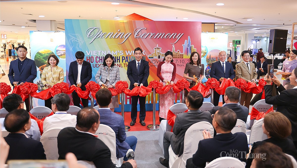 2 Các đại biểu thực hiện nghi thức khai mạc Tuần hàng Việt Nam tại Udon Thani, Thái Lan 2024 2 Các đại biểu thực hiện nghi thức khai mạc Tuần hàng Việt Nam tại Udon Thani, Thái Lan 2024