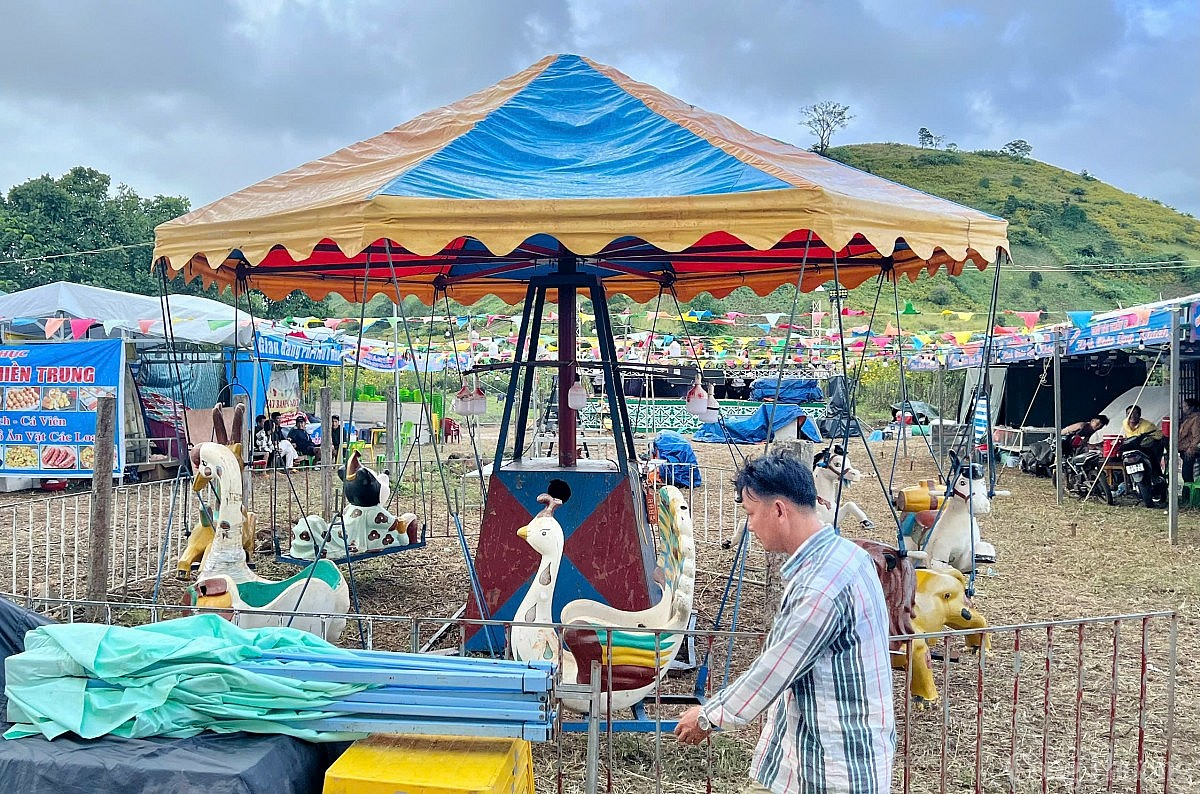 Đa dạng hình thức kinh doanh ‘thời vụ’ trong tuần lễ hoa dã quỳ Chư Đang Ya