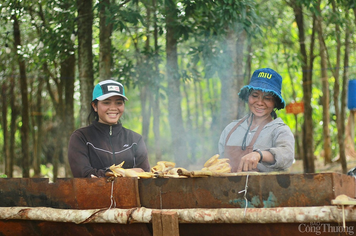 Đa dạng hình thức kinh doanh ‘thời vụ’ trong tuần lễ hoa dã quỳ Chư Đang Ya