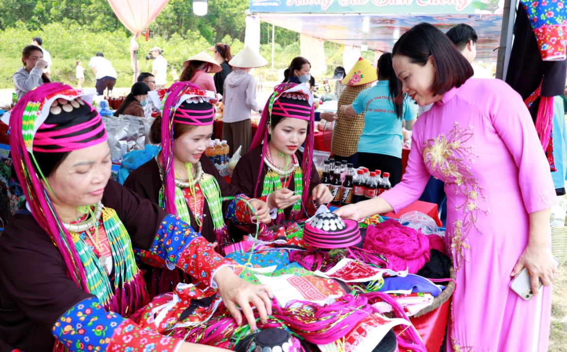 Đồng bào dân tộc Dao xã Hải Sơn (TP Móng Cái) giới thiệu những nét đẹp văn hóa truyền thống đến du khách tại Lễ hội hoa sim biên giới 2024. Đồng bào dân tộc Dao xã Hải Sơn (TP Móng Cái) giới thiệu những nét đẹp văn hóa truyền thống đến du khách tại Lễ hội hoa sim biên giới 2024.