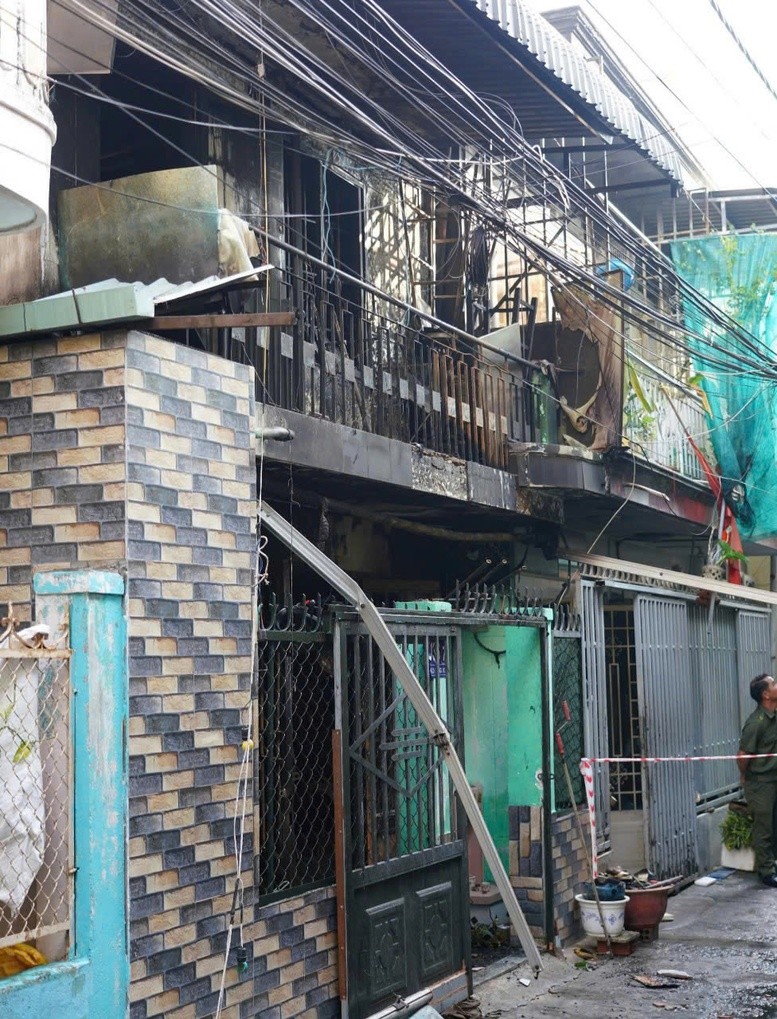 khẩn trương điều tra, làm rõ trách nhiệm của các tổ chức, cá nhân có liên quan vụ cháy, xử lý nghiêm vi phạm (nếu có) theo quy định của pháp luật khẩn trương điều tra, làm rõ trách nhiệm của các tổ chức, cá nhân có liên quan vụ cháy, xử lý nghiêm vi phạm (nếu có) theo quy định của pháp luật